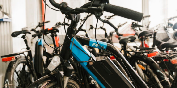 Slobodna Dalmacija – Evo prilike Šibenčanima da ne razbijaju glavu gdje će parkirati: Na pet lokacija stiže 50 bicikala na električni pogon