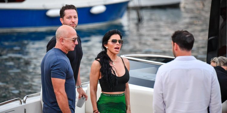 Slobodna Dalmacija – Jeff Bezos i njegova superjahta se pritajili kod Komiže? Pogledajte što nam je rekla svjedokinja koja ju je uočila