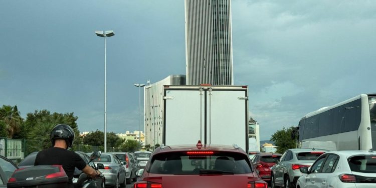 Slobodna Dalmacija – Naša kolegica zapela jutros u koloni na ulazu u grad, gužve su nenormalne: ‘Kasnim na posao, to je postalo normalno…’