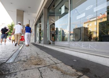 Slobodna Dalmacija – Ova zgrada u Splitu proglašena je naj-arhitekturom u bivšoj Jugoslaviji, a pogledajte užas danas ispred nje! Gadljivo!