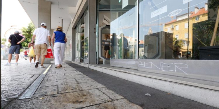 Slobodna Dalmacija – Ova zgrada u Splitu proglašena je naj-arhitekturom u bivšoj Jugoslaviji, a pogledajte užas danas ispred nje! Gadljivo!