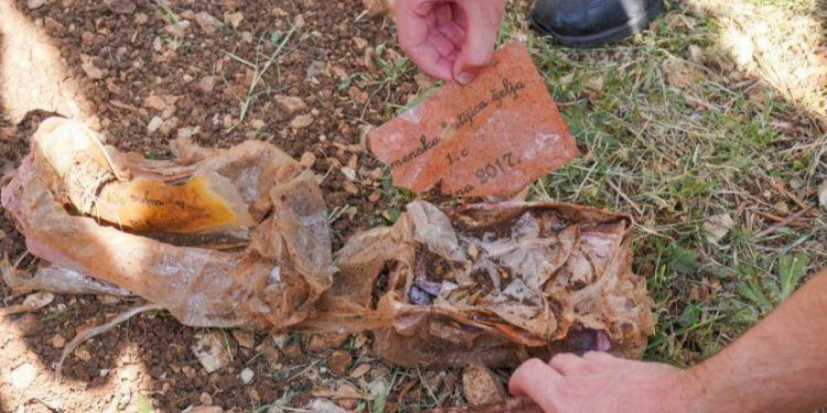 Slobodna Dalmacija – Poseban dan za učenike ove osnovne škole; osmaši otkopali kutijice sa željama koje su zakopali kao prvašići…