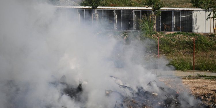 Slobodna Dalmacija – Požar na splitskom Karepovcu! Zapalio se radni stroj i zahvatio otpad! Na terenu je 16 vatrogasaca…