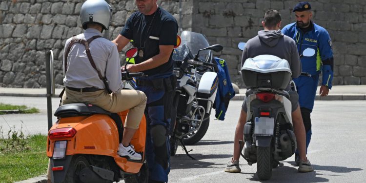 Slobodna Dalmacija – Splićanin sa skuterom pobjegao policiji usred bijela dana; brzo su ga dohvatili! Sud ga odmah strpao u zatvor