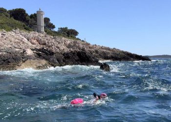 Slobodna Dalmacija – Stéphane se zaputio iz Starog Grada do Hvara na put dug preko 33 kilometra. Plivajući. ‘Krenulo je dobro, a onda…’