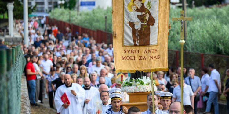 Slobodna Dalmacija – Sutra slavimo blagdan svetog Antuna Padovanskog. Donosimo raspored misa na Poljudu i u svetog Frane