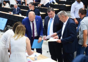 Slobodna Dalmacija – Teške riječi; Mostovka oplela po koalicijskom partneru: ‘Imamo prebjega!’; ‘Ja sam čuo da je gospođa u Orjuni, takva je’