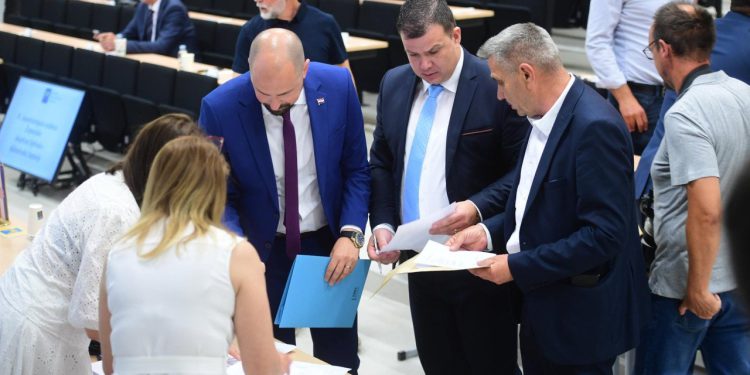 Slobodna Dalmacija – Teške riječi; Mostovka oplela po koalicijskom partneru: ‘Imamo prebjega!’; ‘Ja sam čuo da je gospođa u Orjuni, takva je’