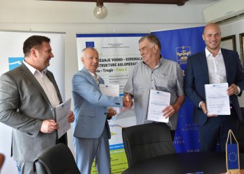 Slobodna Dalmacija – U Kaštelima svečano potpisan ugovor za drugu fazu radova na izgradnji kanalizacijske i vodoopskrbne mreže