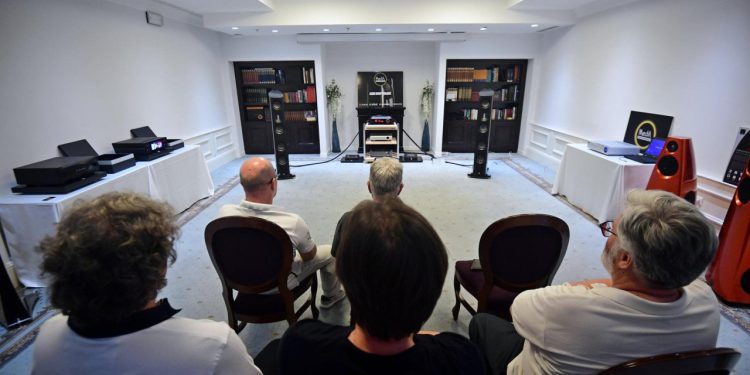 Slobodna Dalmacija – U splitskom hotelu okupila se posebna sorta fanova: ‘To je ljubav, zanesenjaštvo koje ne prestaje, cijeli jedan svemir’