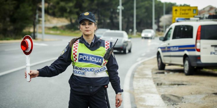 Slobodna Dalmacija – Vozio ‘pod gasom’ po Šestanovcu, a onda ga je zaustavila policija; odveli su ga na sud, a tamo šok: ‘Žalit ćemo se…’