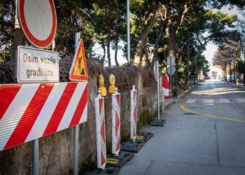 Slobodna Dalmacija – Zbog izvođenja radova zatvara se lokalna cesta Klis-Solin. Doći će do izmjene trasa dviju autobusnih linija