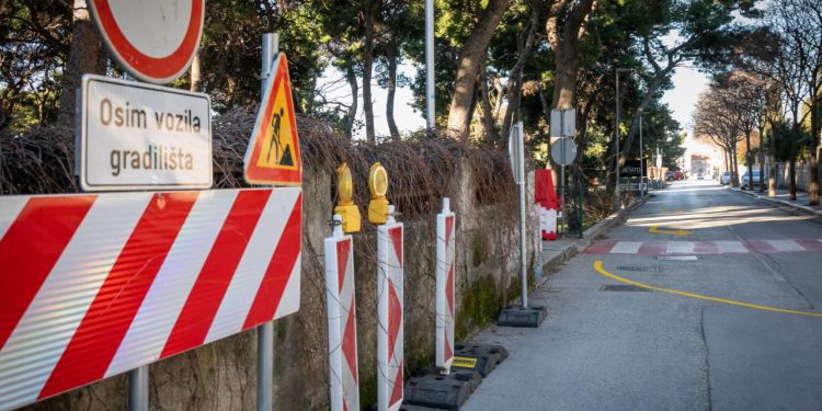 Slobodna Dalmacija – Zbog izvođenja radova zatvara se lokalna cesta Klis-Solin. Doći će do izmjene trasa dviju autobusnih linija