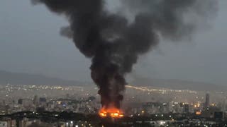 Dim se diže iz požara, kako se nastavlja zračni rat Izrael-Iran, u Teheranu, Iran, 17. lipnja 2025.