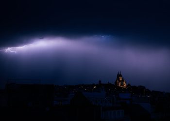 Smrtonosne oluje pogodile su Francusku dok ulice Pariza poplavljuju, a parlament izvire curenje