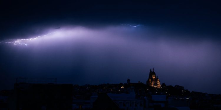 Smrtonosne oluje pogodile su Francusku dok ulice Pariza poplavljuju, a parlament izvire curenje