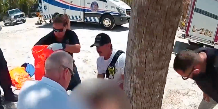 Snimke BodyCam pokazuju zastrašujući trenutak policajci su pomogli djevojci na Floridi s odsječenom rukom nakon napada morskog psa