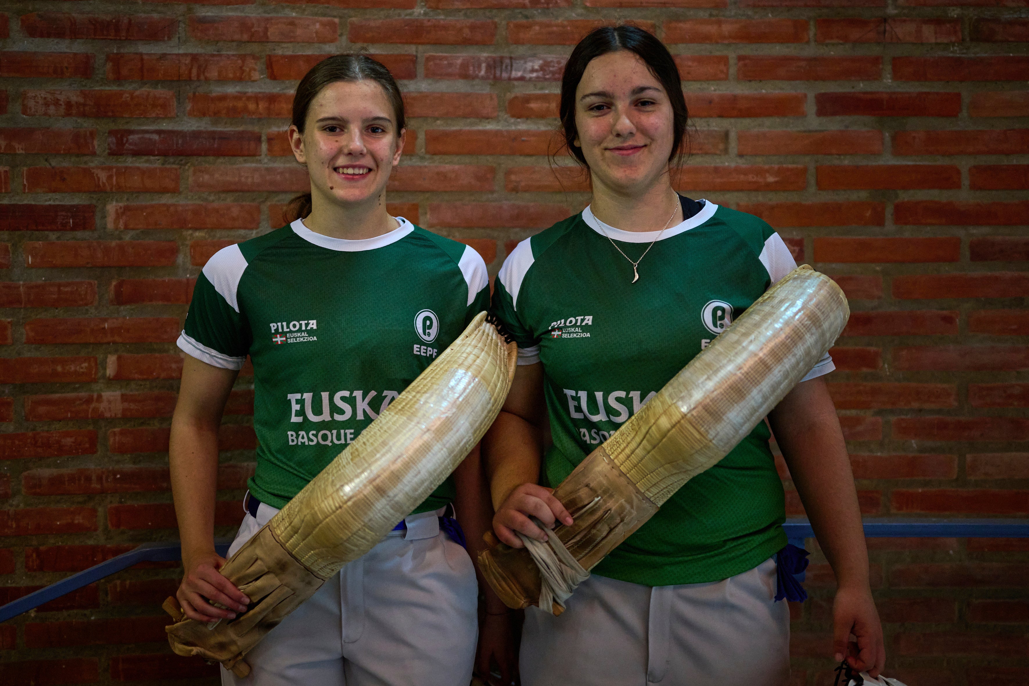 Elaia Gogenola, lijevo, i Maia Goikoetxea, pripadnici reprezentacije Euskadija, predstavljaju fotografiju ispred utakmice Nacionalnih liga između reprezentacije Euskadija i španjolske reprezentacije u Jai Alai Frontonu u Guernici-Luno, Sjeverno Španjolsko, petak, 2025. godine, ap/MIGUEL)