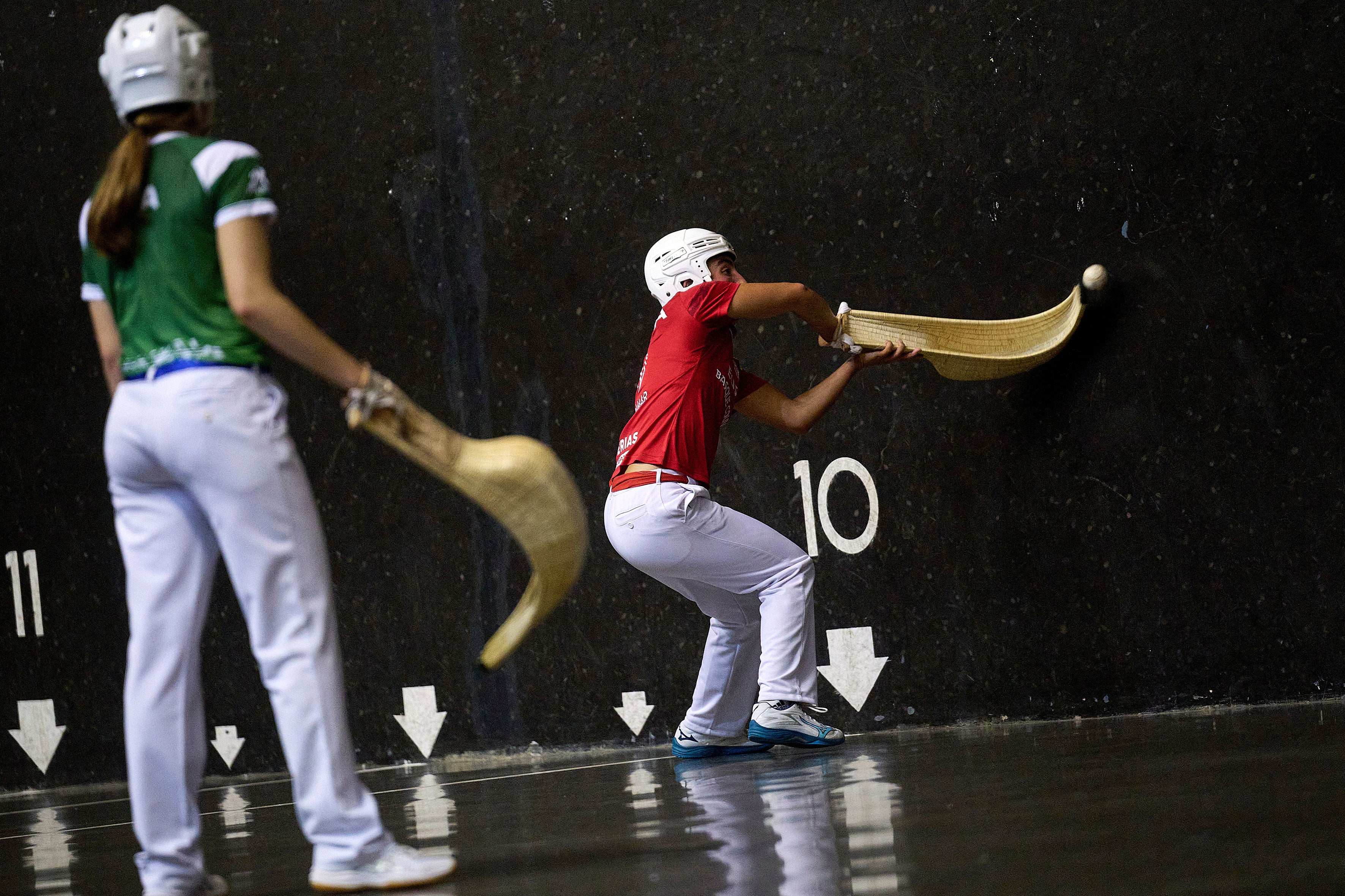 Arai Lejardi, desno, član španjolske reprezentacije natječe se tijekom utakmice Lige nacija između španjolske reprezentacije i reprezentacije Euskadija u Jai Alai Frontonu u Guernica-Lunou, Sjeverna Španjolska, petak, 6. lipnja 2025. (AP Photo/Miguel Oses)