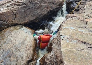 Spasioci detaljno opisuju dramatičan posao amputirajući čovjekovu nogu nakon što je proveo 20 sati zarobljenih od brzaka