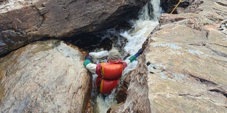 Spasioci detaljno opisuju dramatičan posao amputirajući čovjekovu nogu nakon što je proveo 20 sati zarobljenih od brzaka