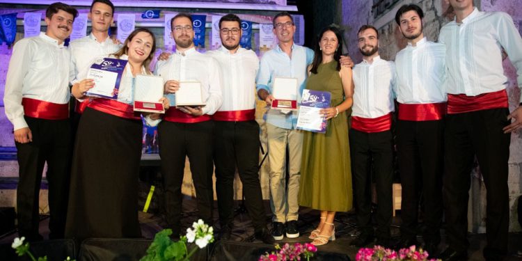 Splitska klapa Dežgracija s „Gomilom“ pomela nagrade na Omiškom festivalu