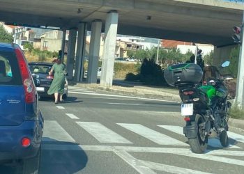 Splitski heroj dana: Parkirao motor nasred ceste da pomogne dami u nevolji
