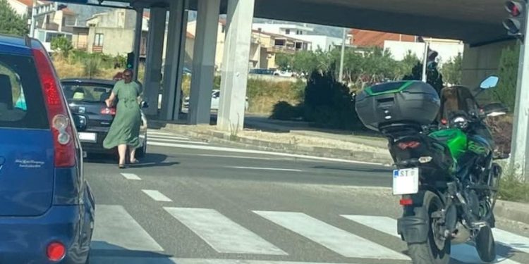 Splitski heroj dana: Parkirao motor nasred ceste da pomogne dami u nevolji