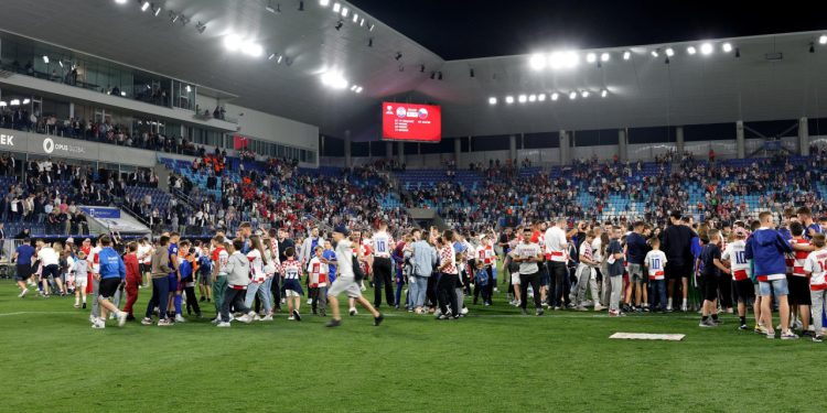 Sportske novosti – I ne znaju po čemu su gazili! Navijači su trčali po najboljem i najskupljem travnjaku u Hrvatskoj