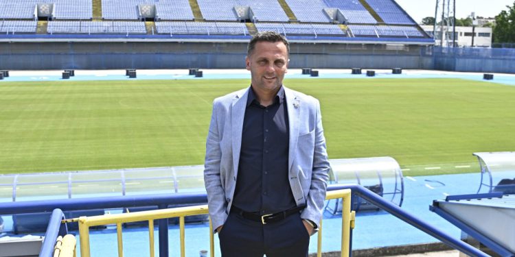 Sportske novosti – Klupska legenda i hit-trenera lige te zagrljaj. Srdačan, dug. Je li to tandem za povratak trofeja?