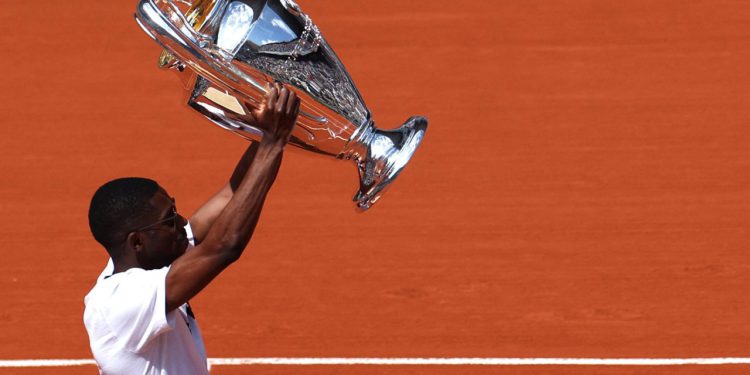 Sportske novosti – Publika svjedočila ‘čudu’, a pravi spektakl tek je uslijedio! Na Roland Garrosu osvanuo trofej