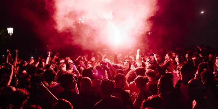 Sportske novosti – Velika proslava prvaka Europe pretvorila se u totalni horor: U Parizu uhićeno brdo ljudi, dvoje preminulo