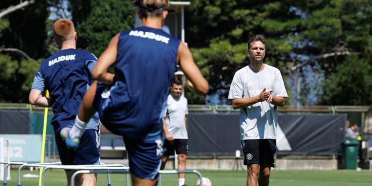 Sportske novosti – Vratarsko pitanje najbolji je svjedok poljudske nestabilnosti. Svi klubovi gone naprijed, samo Hajduk vesla unatrag