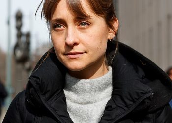 Sramotna zvijezda Smallville Allison Mack vjenčala se dvije godine nakon što je iz zatvora pušten regrut za seksualni kult