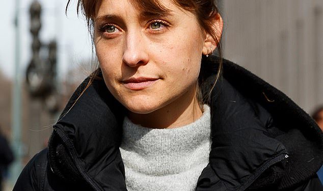 Sramotna zvijezda Smallville Allison Mack vjenčala se dvije godine nakon što je iz zatvora pušten regrut za seksualni kult