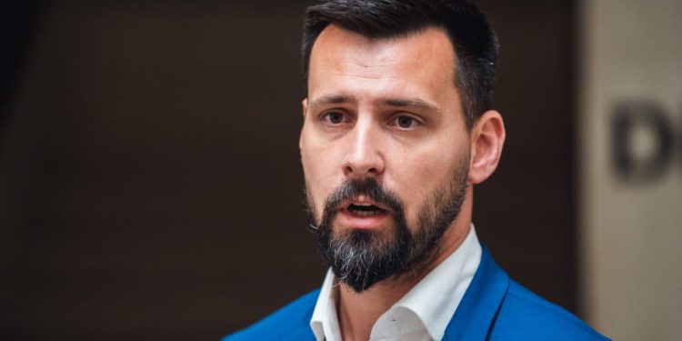 Sramotni prizori u centru Splita: Netko je pred Ivoševićevim stanom zapalio lumine i napisao uvredljivu poruku