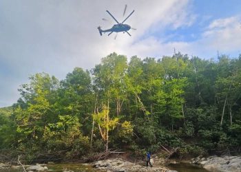 Srednjoškolci su se prebacili na sigurnost nakon zalogaja zveckanja na daljinskom ribolovnom putovanju