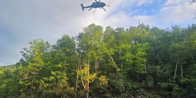 Srednjoškolci su se prebacili na sigurnost nakon zalogaja zveckanja na daljinskom ribolovnom putovanju