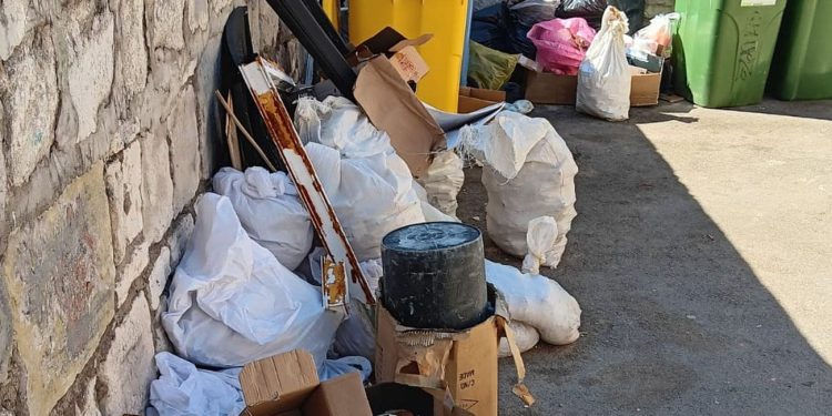 Stanovnici Varoša ogorčeni: “Smeće se ne odvozi danima”