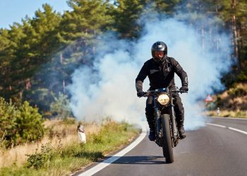 Stanovnici tvrde: "Piroman na motoru podmeće požare!"