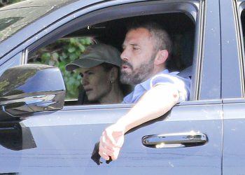 Stern Jennifer Garner sastaje se s bivšim Benom Affleckom nakon što je njihova kćerka Violet emitirala hotelsku sobu pljusak
