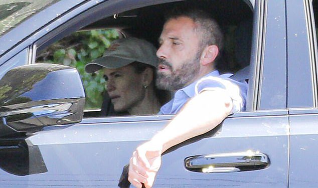 Stern Jennifer Garner sastaje se s bivšim Benom Affleckom nakon što je njihova kćerka Violet emitirala hotelsku sobu pljusak