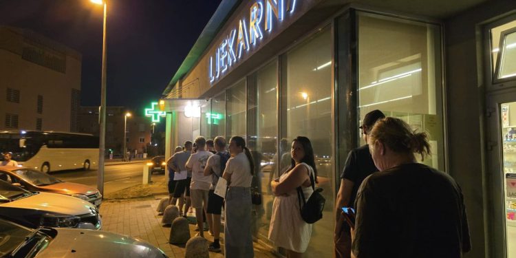 Što se događa? Ogromna gužva u subotu navečer ispred ljekarne: “Ovo nisam vidjela ni u sezoni gripe”