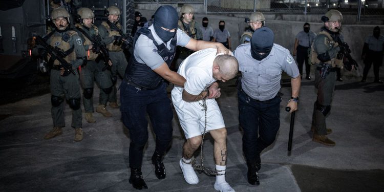 Sudac uspoređuje Trumpov akt o vanjskim neprijateljima deportacije u noćnu moru ‘Kafka’-esque koja je’ zarobljena ‘imigranti u El Salvadoru