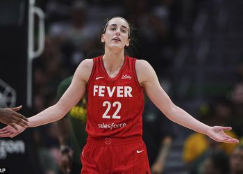 Suigrači Caitlin Clark okupljaju se oko zvijezde Indiane Fever dok se njen mračan oblik nastavlja