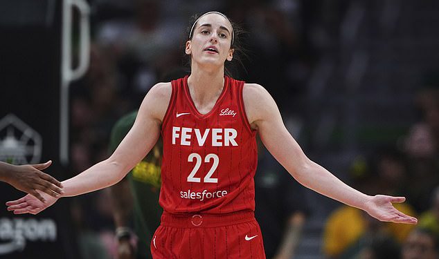 Suigrači Caitlin Clark okupljaju se oko zvijezde Indiane Fever dok se njen mračan oblik nastavlja