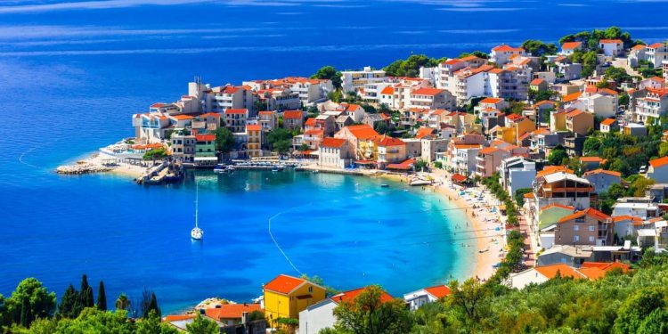 Sunčano i vrlo toplo, većinom u Dalmaciji ponegdje i vruće