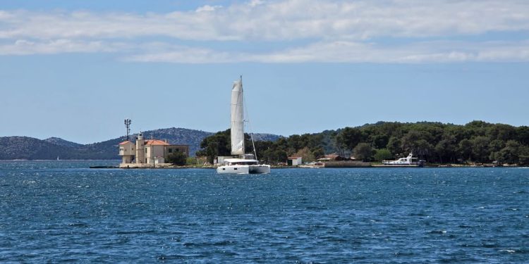 Sunčano uz malo do umjereno valovito