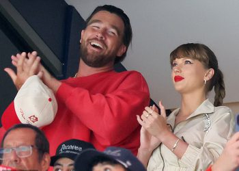 Sva uskrsna jaja u odjeći Taylor Swift na hokejskoj igri nakon glasina o braku Travis Kelce