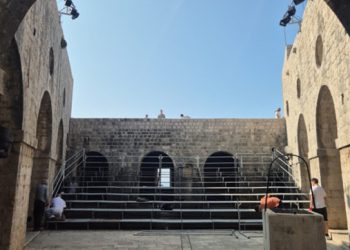 Sve je spremno za početak Midsummer Scene Festivala, zahtjevna produkcija se postavlja, a uskoro počinju probe glumaca